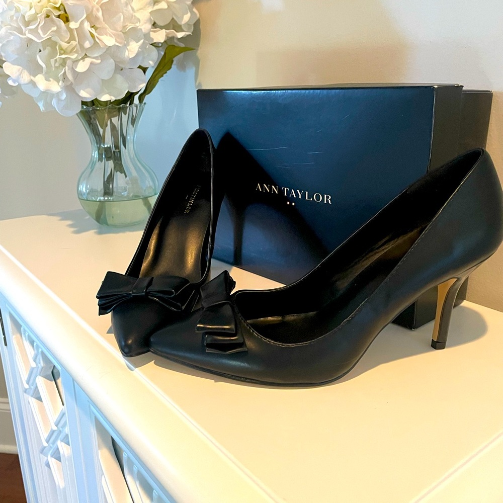 Never worn Ann Taylor black pumps